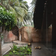 Dom w Kerali przypomina wielki kamień przykryty w części cegłami. To majstersztyk!