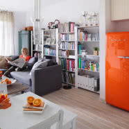 Styl skandynawski i kolorowa lodówka w roli głównej