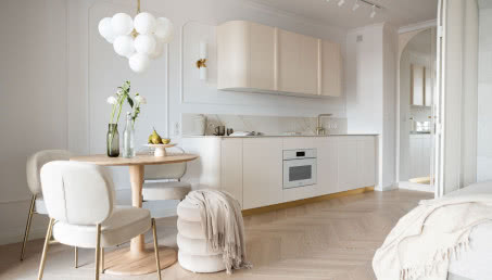 Nowoczesna kawalerka w beżu i złocie. Ma tylko 27 metrów kwadratowych!