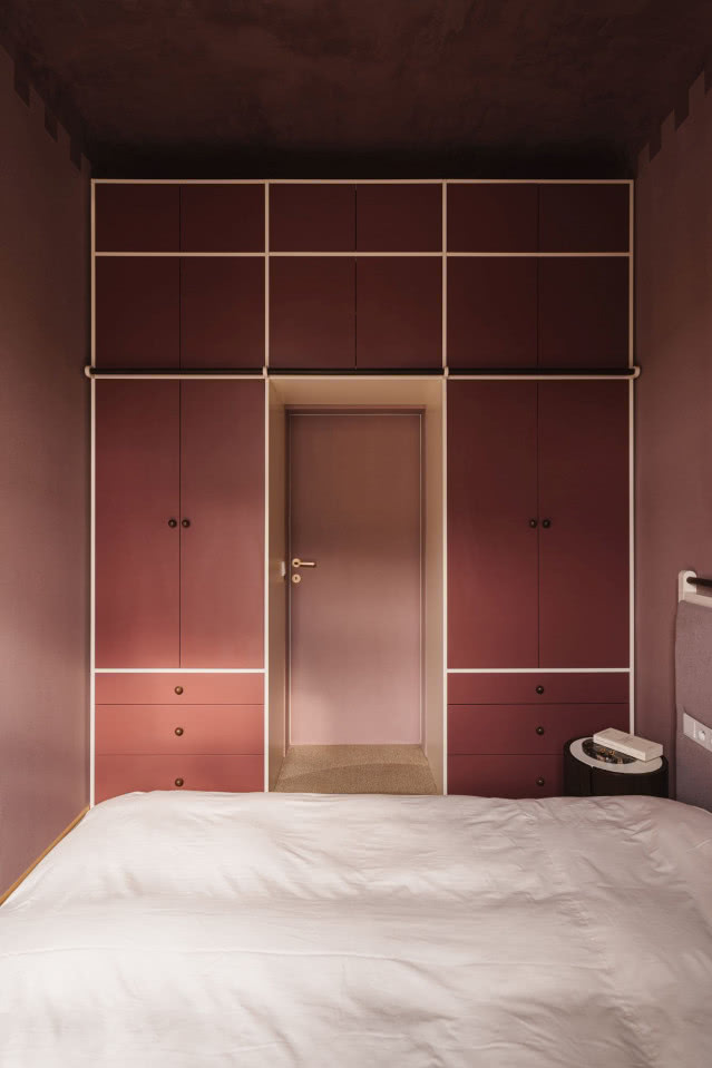 fioletowa szafa w sypialni