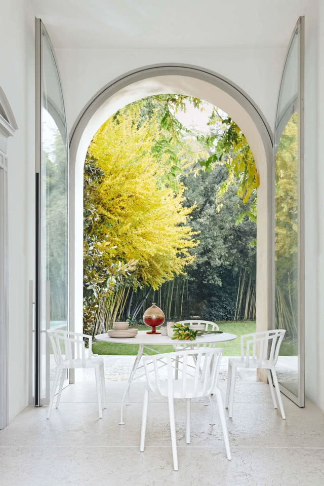 Biały stół i krzesła Kartell Outdoor na tarasie