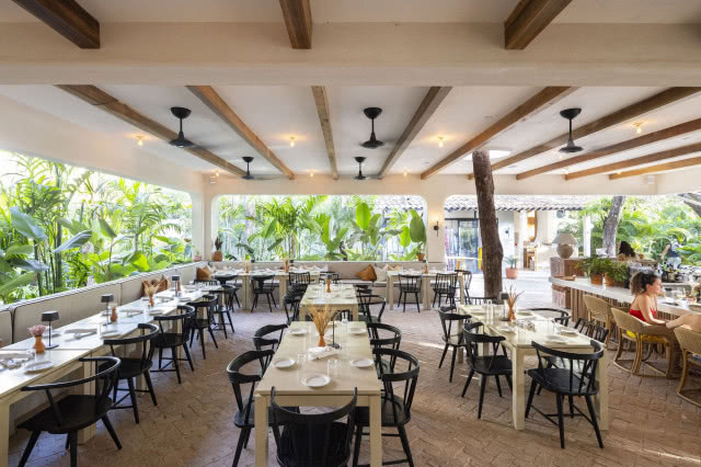 restauracja z metalowymi krzesłami, widok generalny