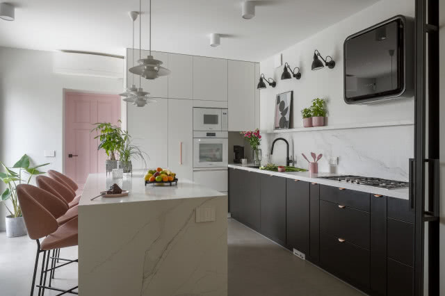 Ciemna kuchnia z różowymi dodatkami