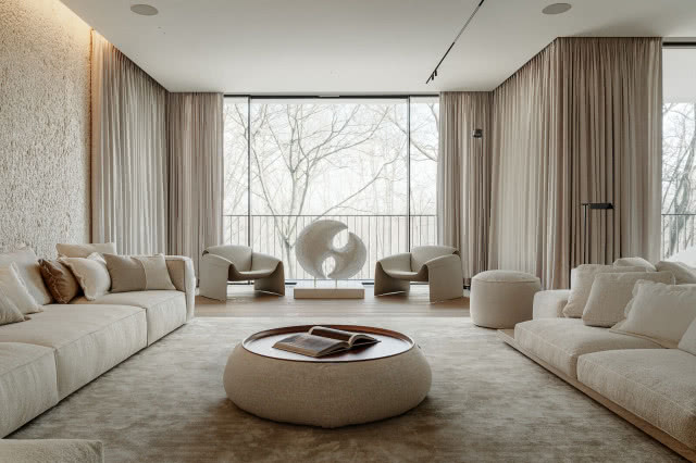 rzeźba w salonie na tle przeszklonej ściany