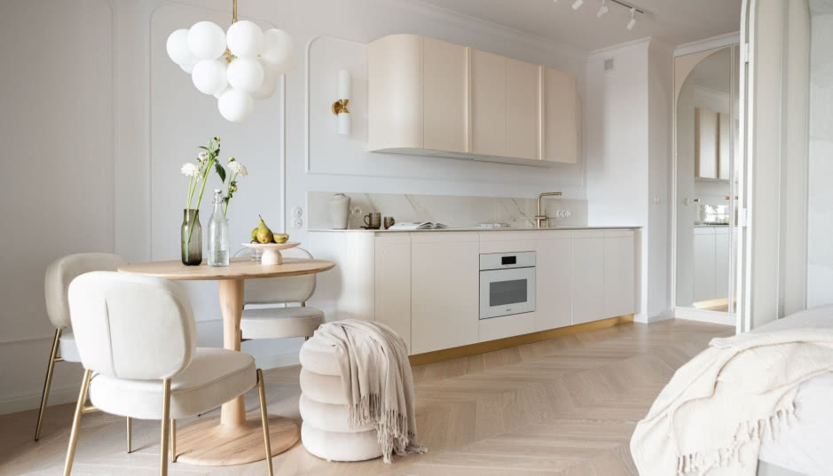 Nowoczesna kawalerka w beżu i złocie. Ma tylko 27 metrów kwadratowych!