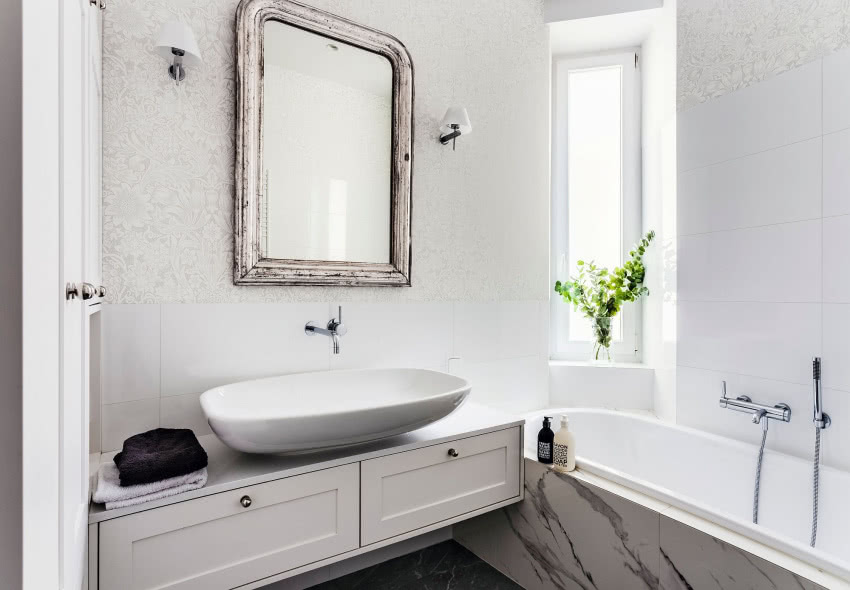 Ściany ulokowanej obok sypialni łazienki...