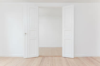 Jak krok po kroku dokonać renowacji drewnianych drzwi?