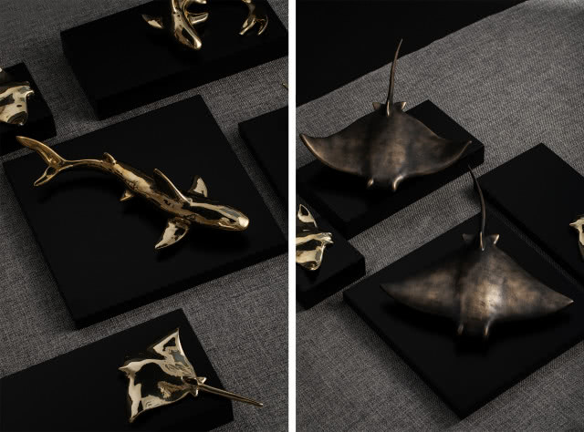 Na lewym zdjęciu mosiężne uchwyty i dekoracje ścienne: Manta S II, Shark I, Shark V -  OceanCollection. NA prawym zdjęciu mosiężne uchwyty i dekoracje ścienne: Manta XL II, Manta XL III - OceanCollection.