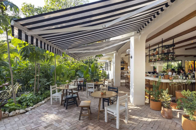 krzesła pod markizą