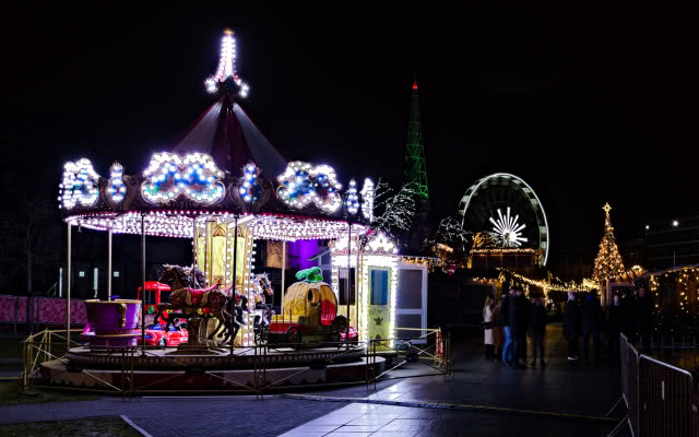 oświetlona karuzela w nocy