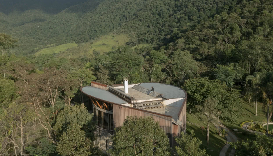 Ten dom ma kształt oka! Obejmują go lasy deszczowe