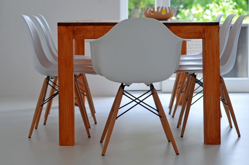 Unikatowy drewniany stół i krzesła Eamsów -...