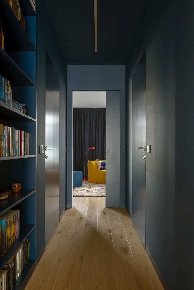 granatowy sufit i ściany