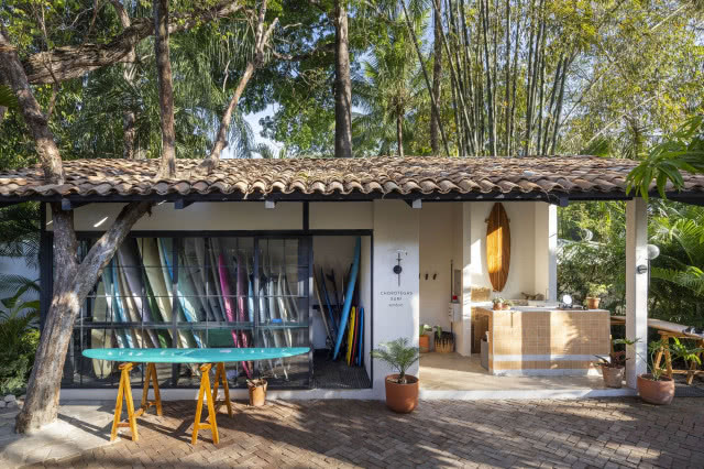 domek z deskami surfingowymi