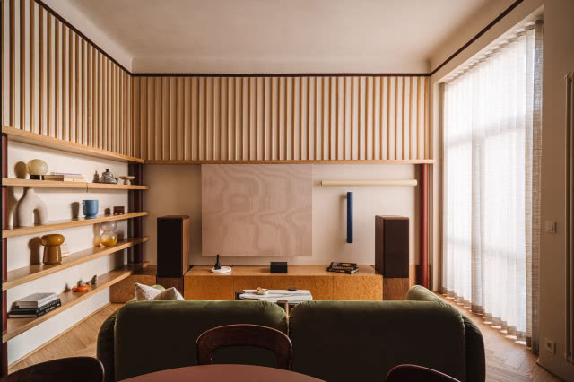 drewniane lamele na ścianie w salonie