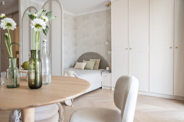 Strefa sypialniana wydzielona parawanem