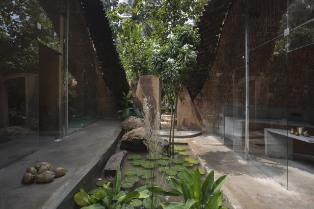 Okna w The Wendy House wychodzą na mały staw.