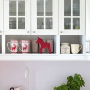 Styl skandynawski i kolorowa lodówka w roli głównej