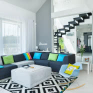 Kolorowe dodatki na neutralnym tle - wnętrze, które się nie znudzi