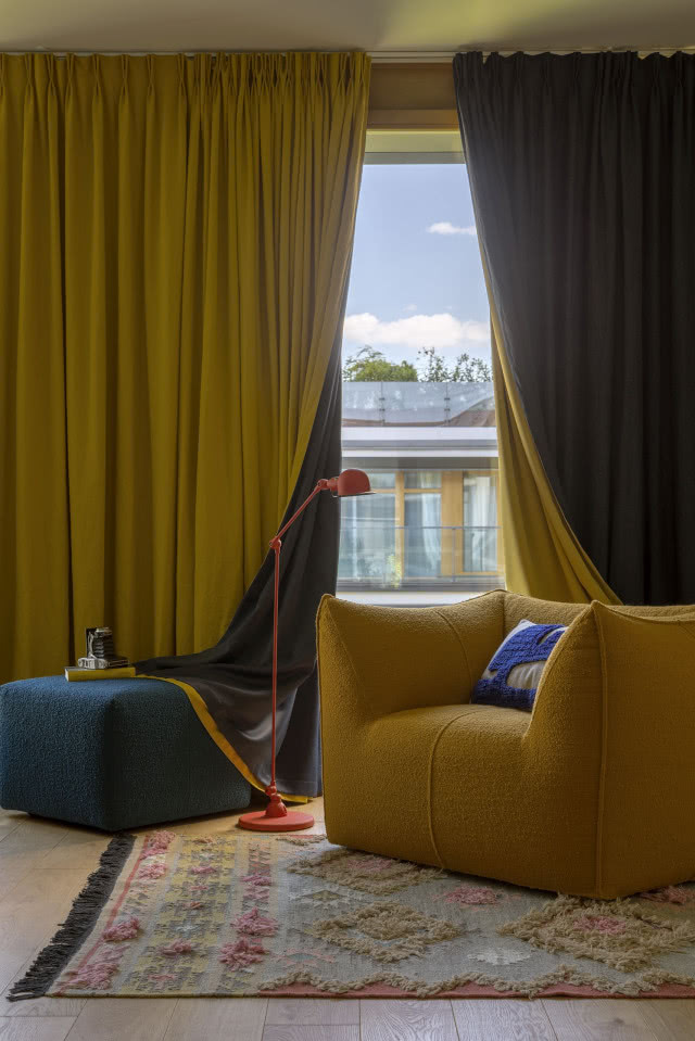 niebieski i żółty fotel