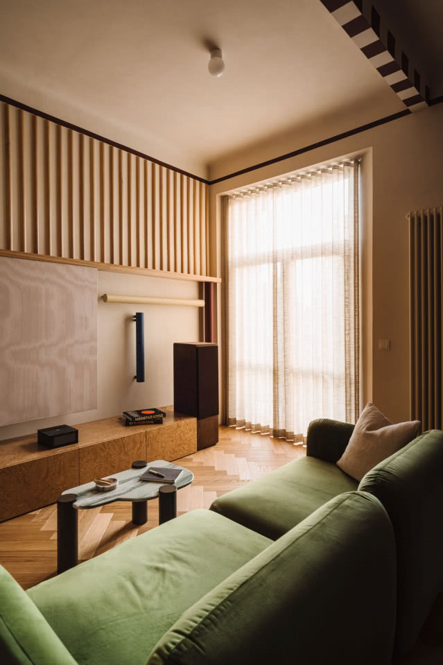 zielona sofa w salonie