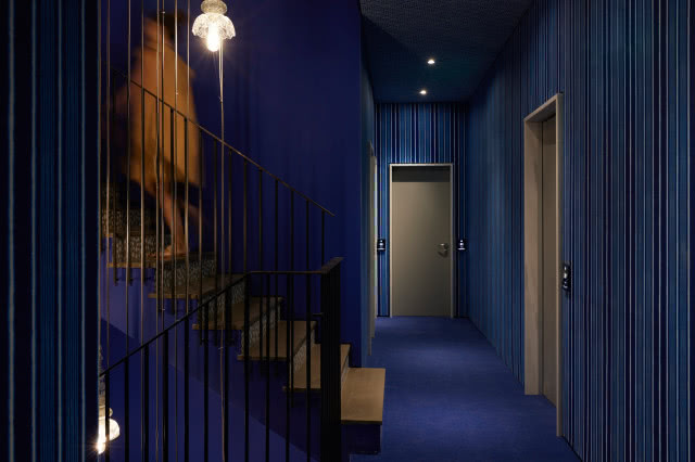 Niebieski hotel - korytarz