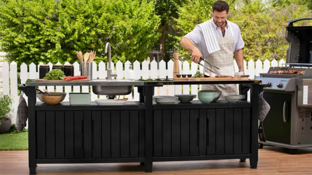 mężczyzna w kuchni letniej