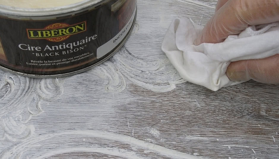 Wosk wybielający - nowy image drewnianych mebli