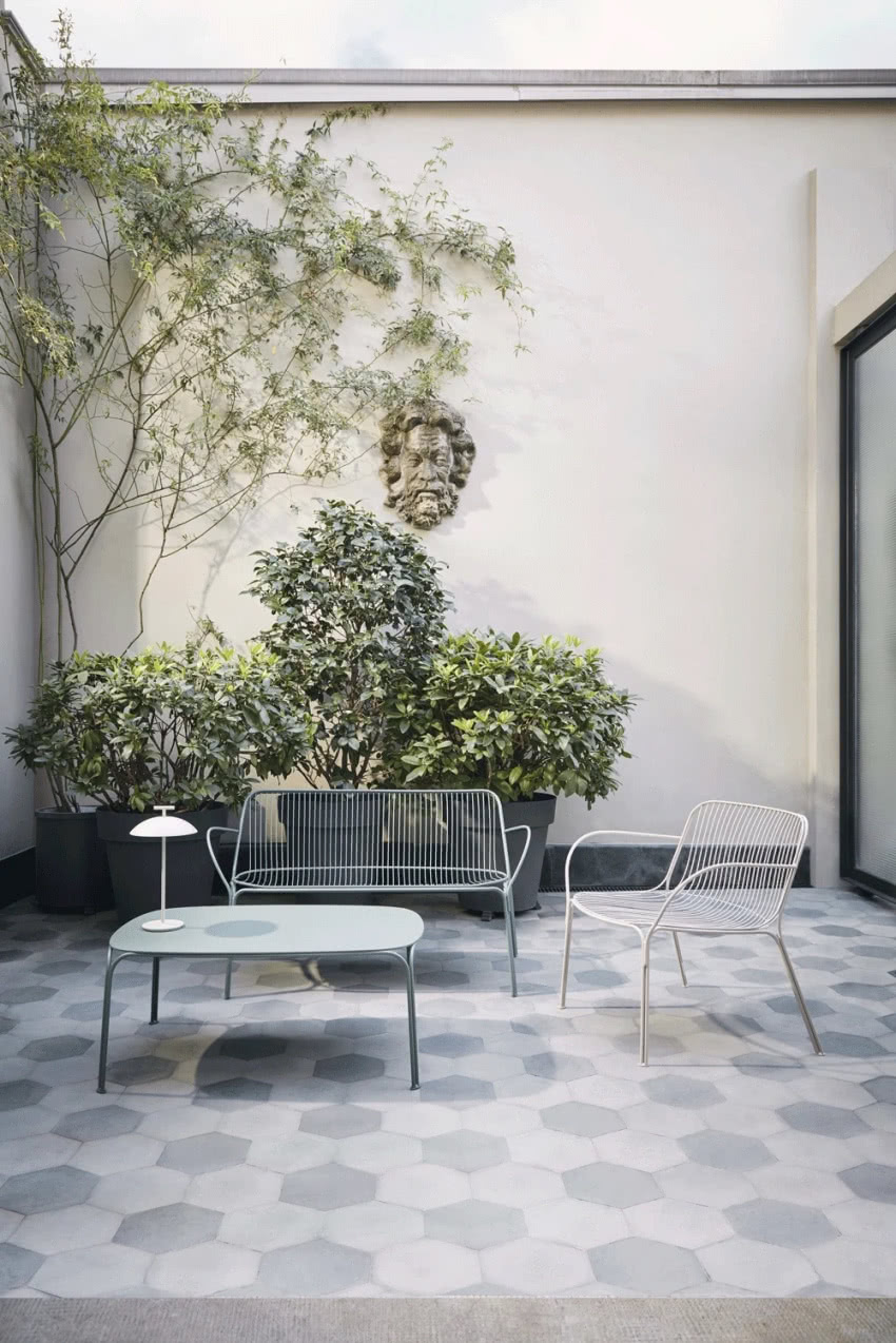 Meble z kolekcji Kartell OUTDOOR dostępne są w...