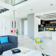 Kolorowe dodatki na neutralnym tle - wnętrze, które się nie znudzi