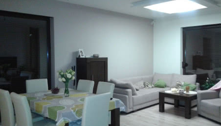 Beżowy salon i limonkowe dodatki