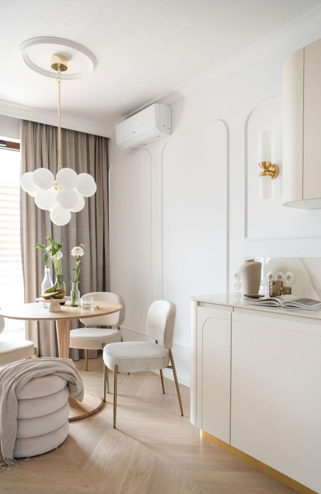 beżowa kuchnia z zaokrąglonymi szafkami