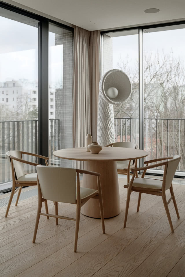 przeszklone ściany w salonie