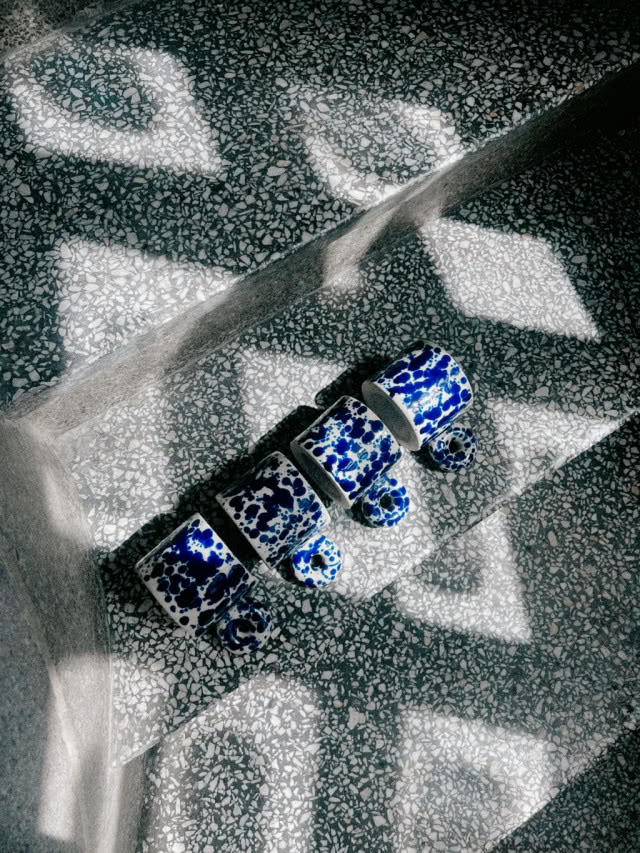 kubki ceramiczne z granatowymi kropkami