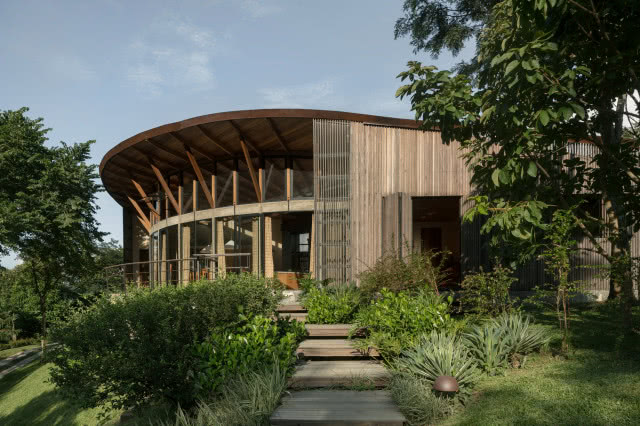 schody prowadzące do domu