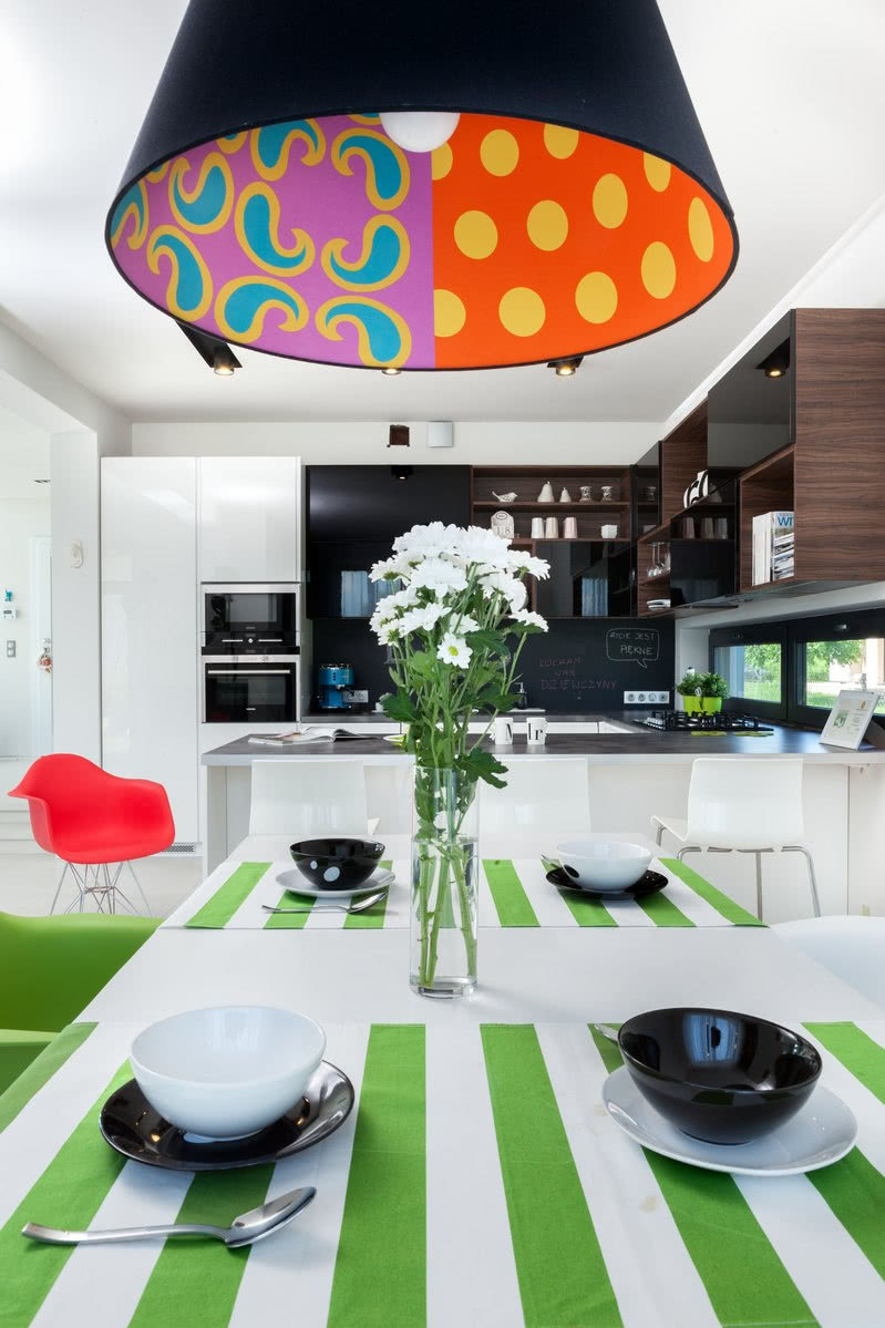 Kolorowe wnętrze abażura lampy nad stołem...