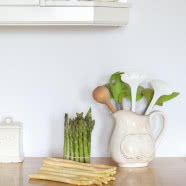 Styl skandynawski i kolorowa lodówka w roli głównej