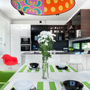 Kolorowe dodatki na neutralnym tle - wnętrze, które się nie znudzi