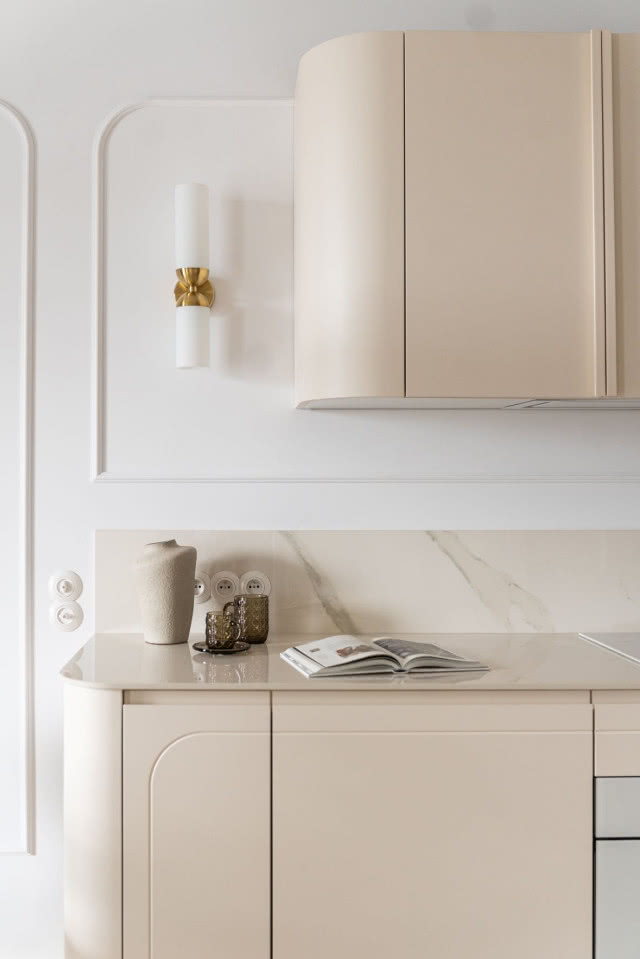 beżowa kuchnia z zaokrąglonymi szafkami