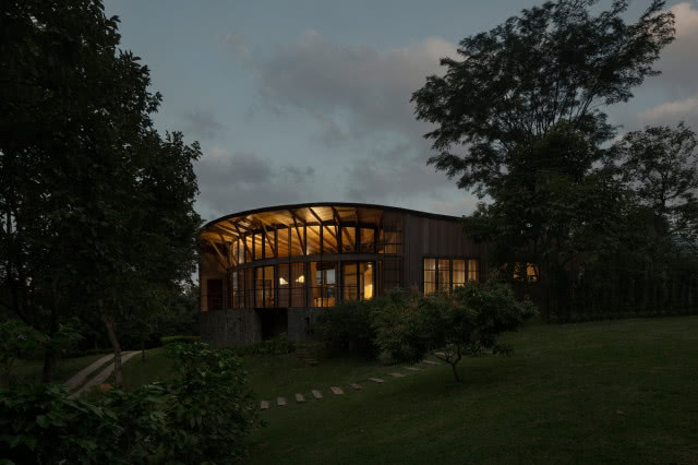 dom w nocy, oświetlony