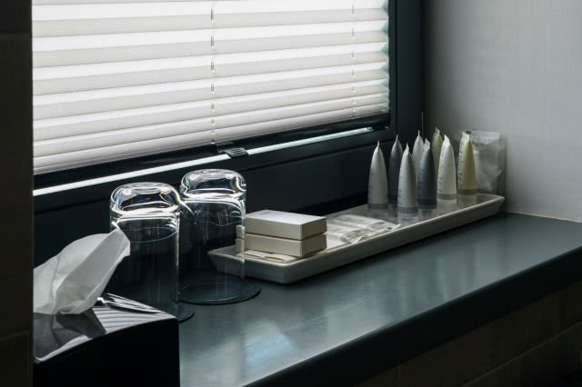 tubki z kremem, mydło, tacka, szklane pojemniki, chusteczki żaluzje