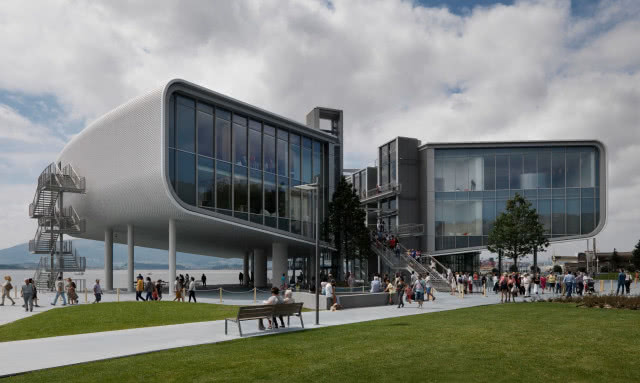 budynek i plac przed nim