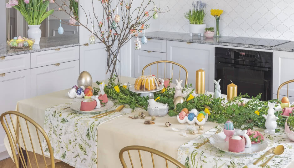 Inspiracje na wielkanocny stół - modne ozdoby 2025! Jak ciekawie nakryć do stołu, żeby zachwycił?