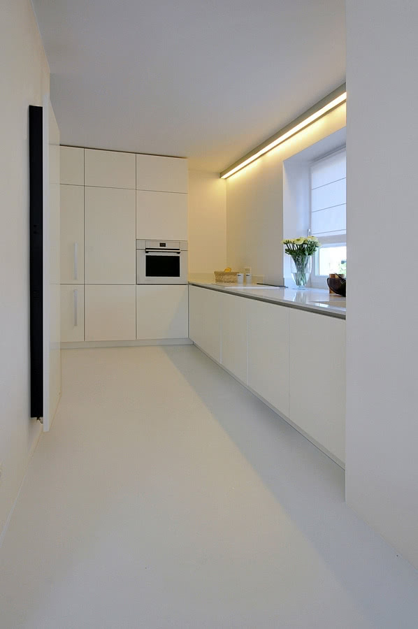 Minimalistyczne białe szafki kuchenne zrobiono...