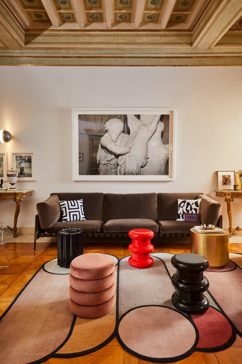 To pufy, fragmenty kolumn, stoliki czy stołki?...