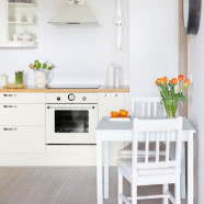 Styl skandynawski i kolorowa lodówka w roli głównej