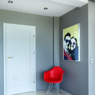 Kolorowe dodatki na neutralnym tle - wnętrze, które się nie znudzi