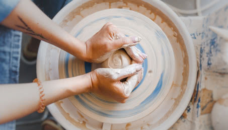 Moda na ceramikę! Jak zacząć przygodę z gliną?