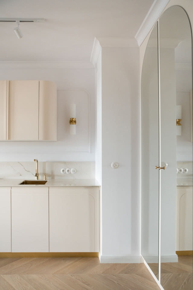 beżowa kuchnia z zaokrąglonymi szafkami