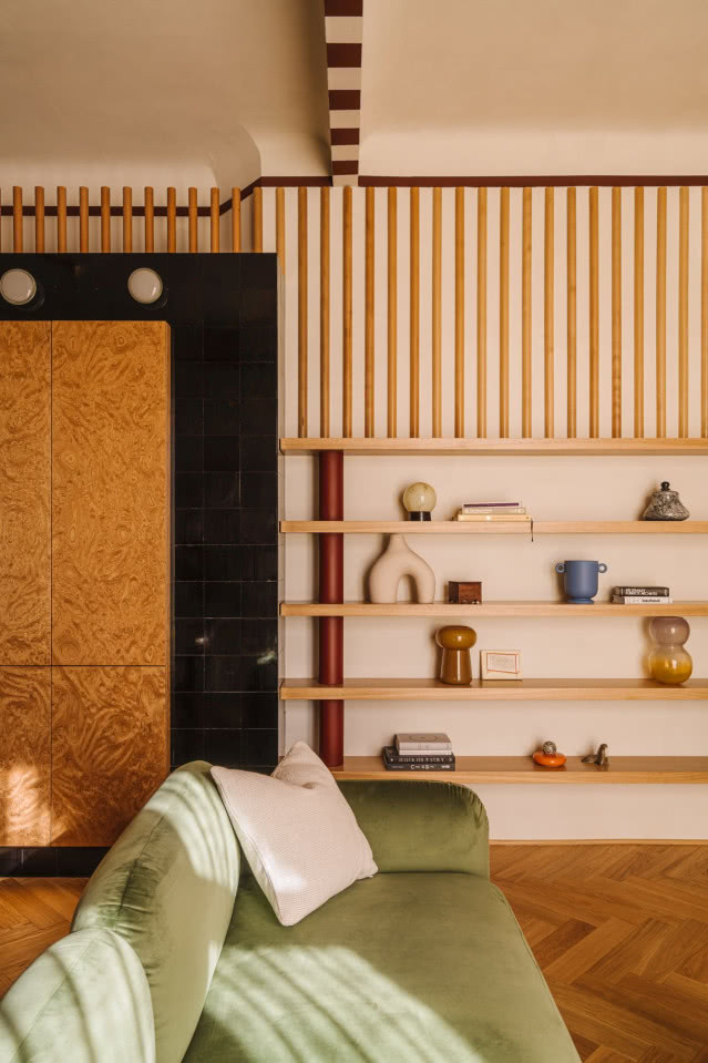 zabudowa drewniana w salonie